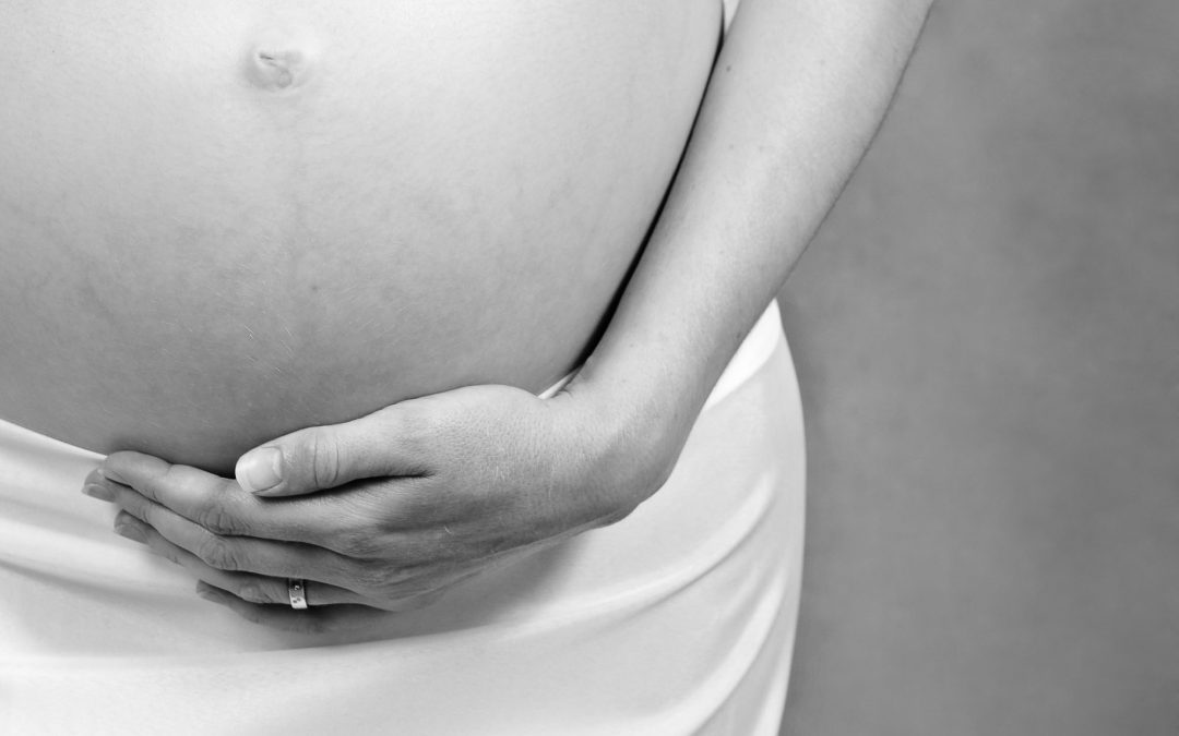 fabulously gorgeous | studio maternity photoshoot in The Hague