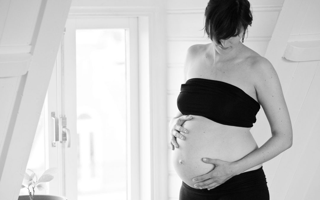 quiet anticipation | in-home maternity session in The Hague