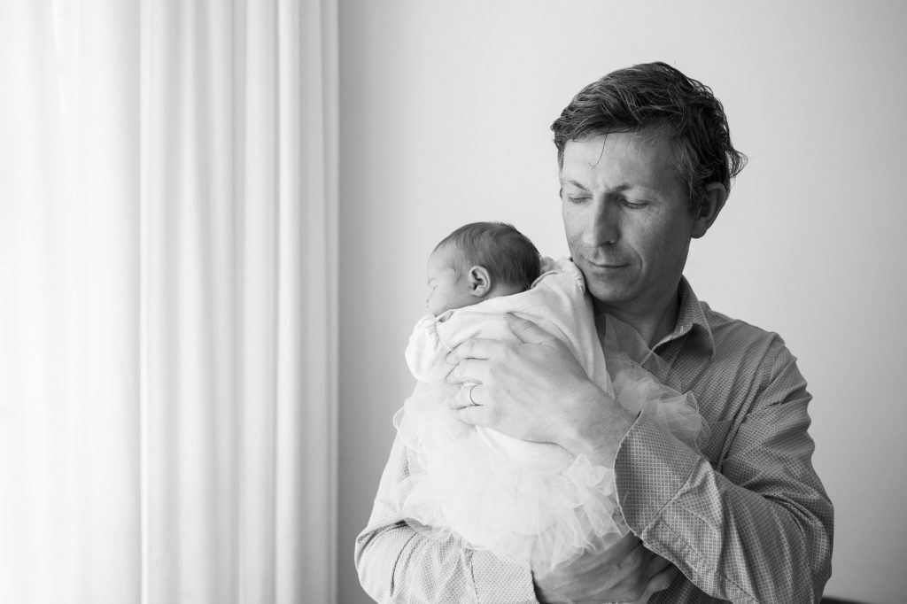 Father and newborn daughter. Documentary Family and Newborn Baby Photoshoot by Photographer Natalie Carstens #nataliecarstensphotographer #maternityphotographer #pregnancy #denhaag #thehague #zuidholland #netherlands