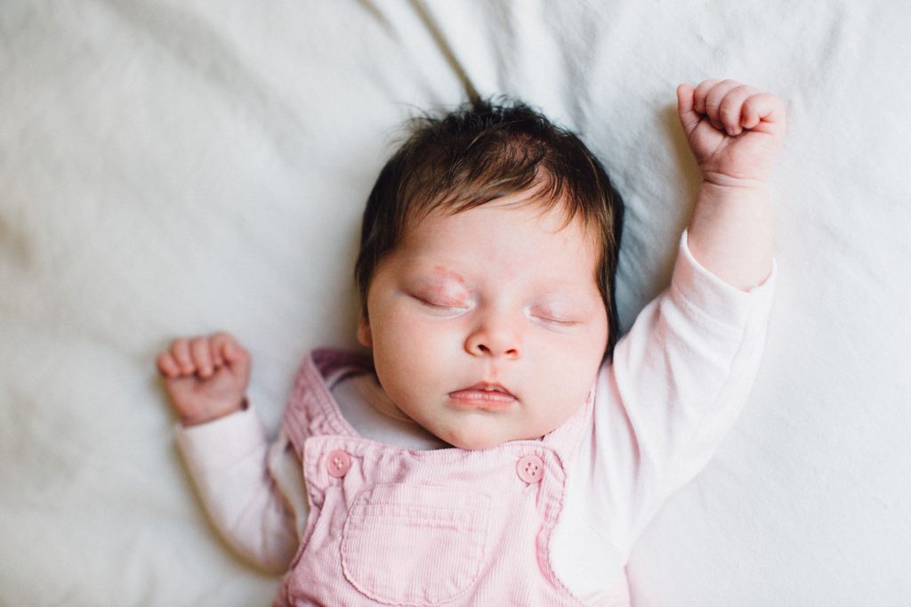 Sleeping newborn baby girl. Documentary Family and Newborn Baby Photoshoot by Photographer Natalie Carstens #nataliecarstensphotographer #maternityphotographer #pregnancy #denhaag #thehague #zuidholland #netherlands